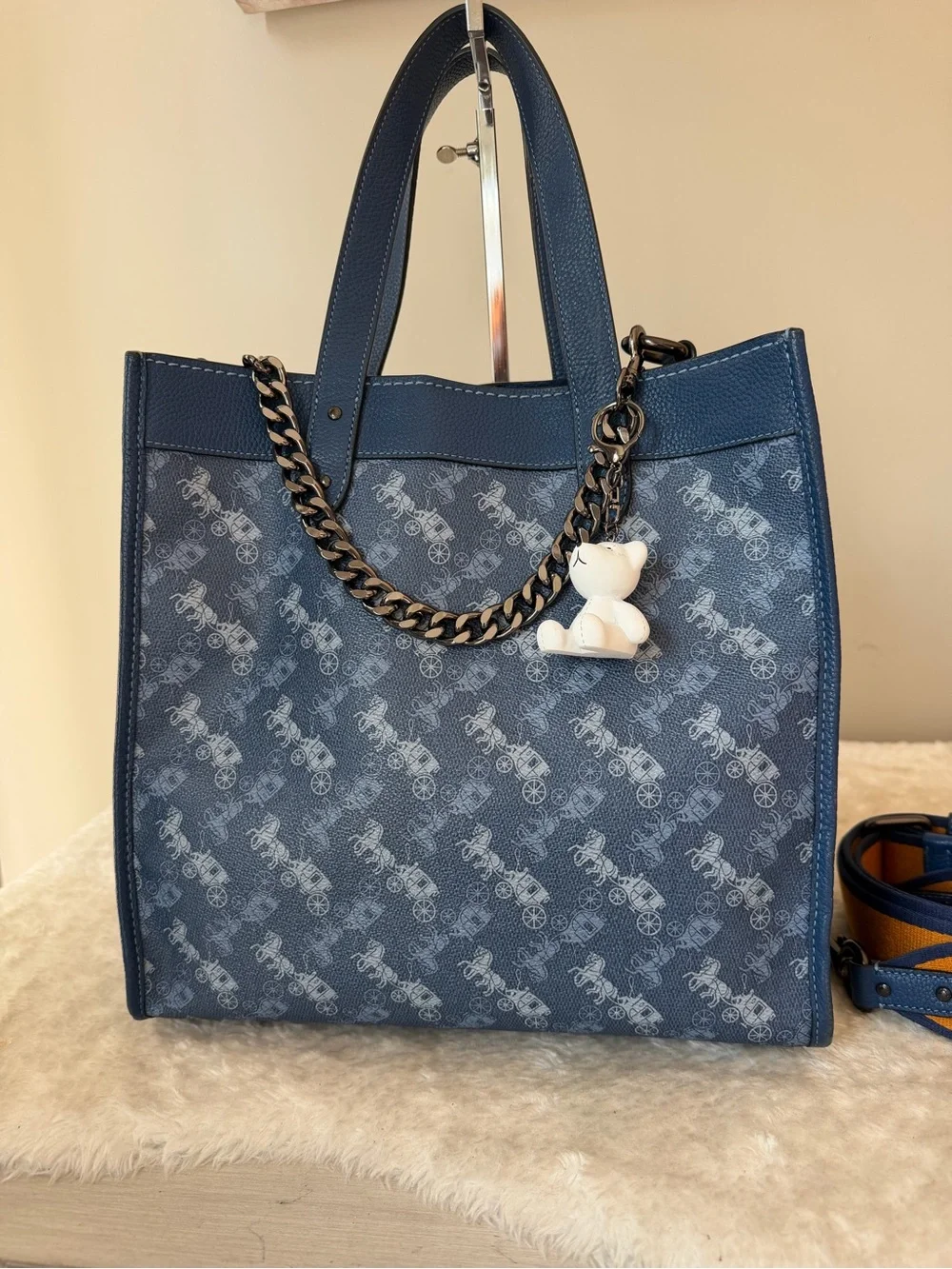 Coach Field 30 Tote bag With Horse And Carriage Print in blue with chain charm